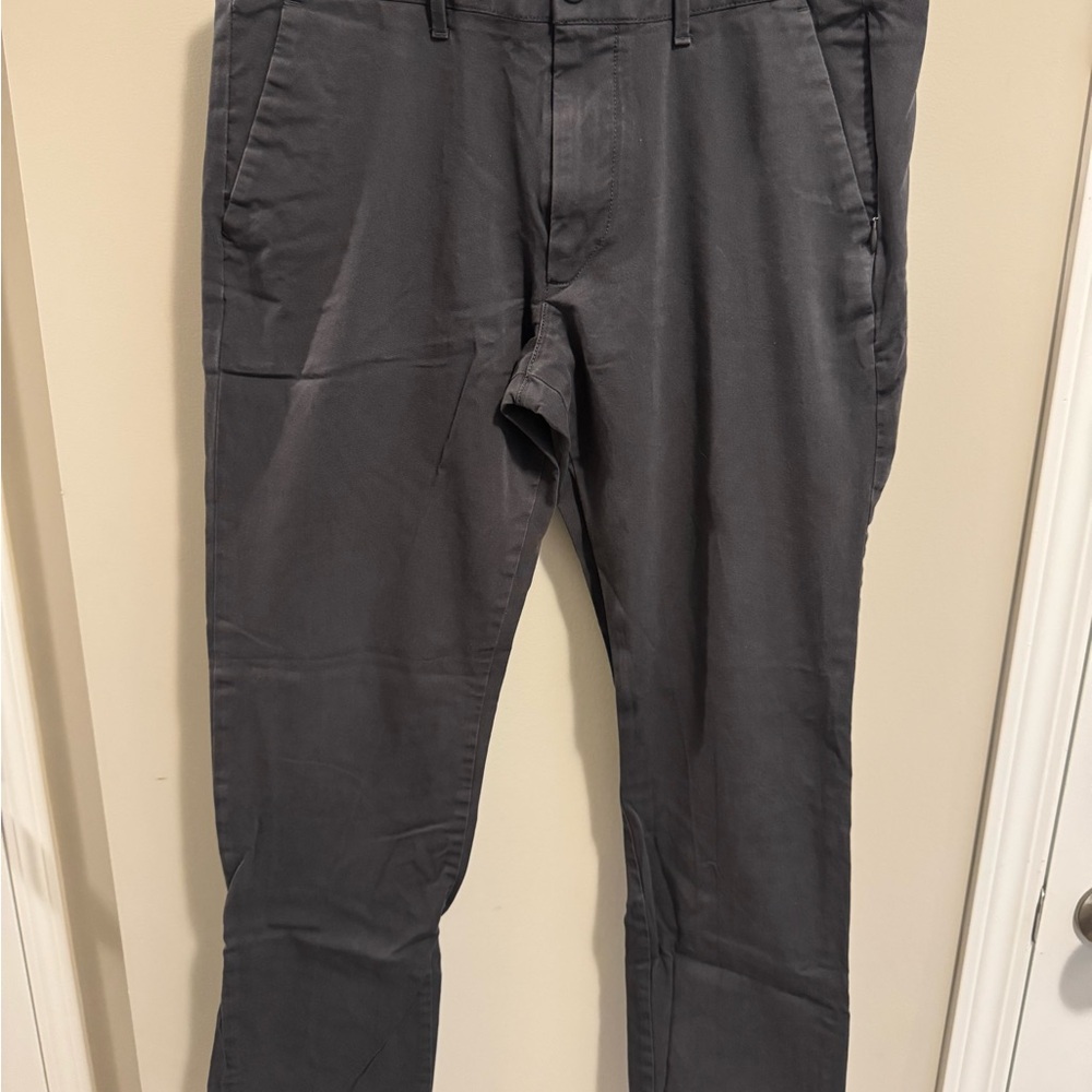 GAP Men’s Size 32/32 Black Cargo Pants with Modern Design